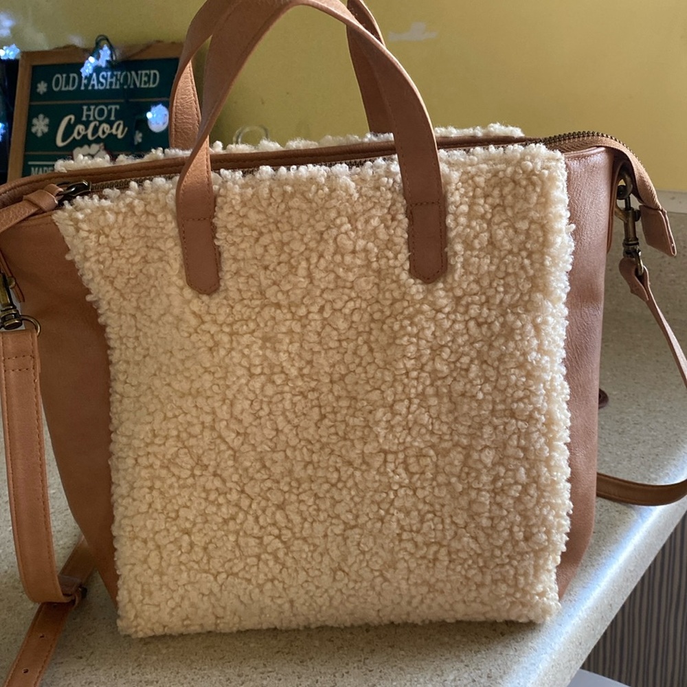 Beige cute purse used twice very clean no spots no tears